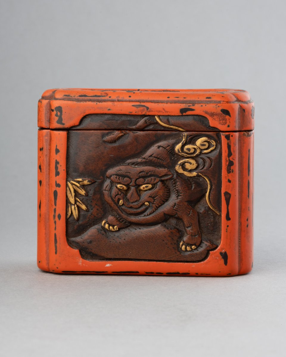 Tonkotsu. Boite à tabac en bois sculpté et laque. Tigre et dragon. Japon Meiji-photo-3
