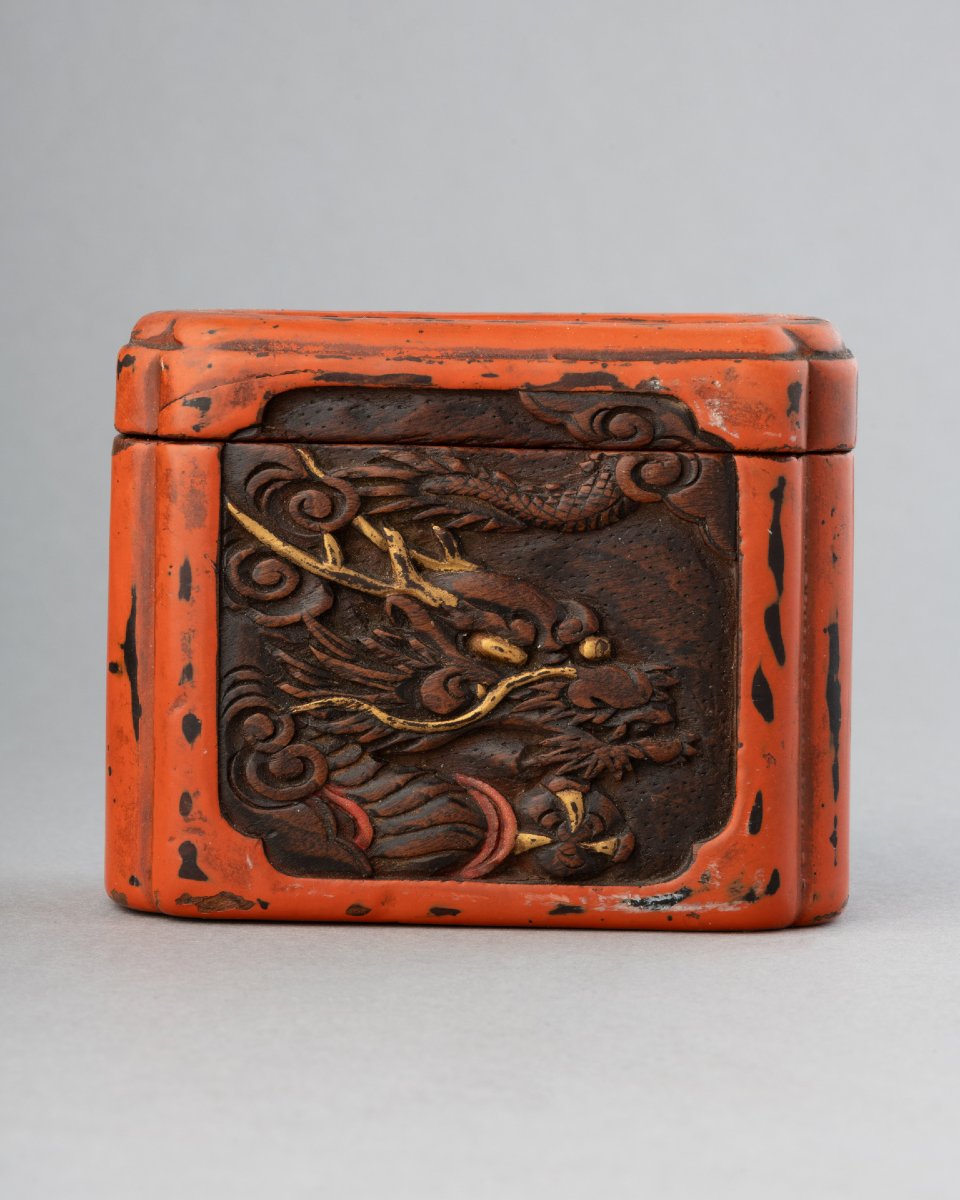 Tonkotsu. Boite à tabac en bois sculpté et laque. Tigre et dragon. Japon Meiji
