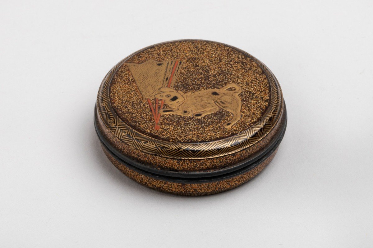 Kôgô – A Circular Japanese Lacquer Box For Incense, Japan Edo