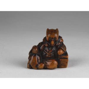 Netsuke – Modèle Représentant Un Renard Déguisé En Prêtre. Japon Edo