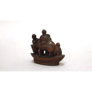 Netsuke - Une Barque, Avec Un Cheval Et Plusieurs Personnages. Japon Meiji