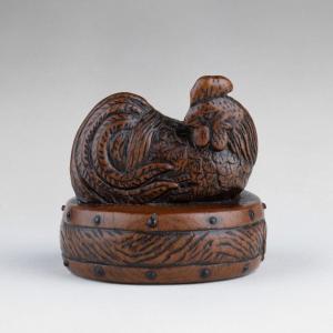 Netsuke Par Tametaka. Modèle En Bois Représentant Un Coq Perché Sur Un Tambour. Japon Edo