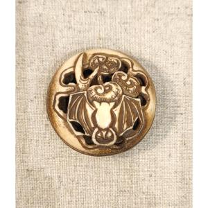Netsuke de type Ryusa Manju, sculpté en corne de cerf. Chauve-souris. Japon Meiji