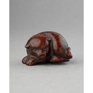Netsuke - Chien couché en buis sculpté, Japon fin Edo, début Meiji. Sagemono Art Japonais