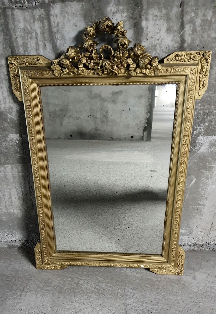 Miroir doré à fronton fleuri – époque Napoléon III - 107 cm