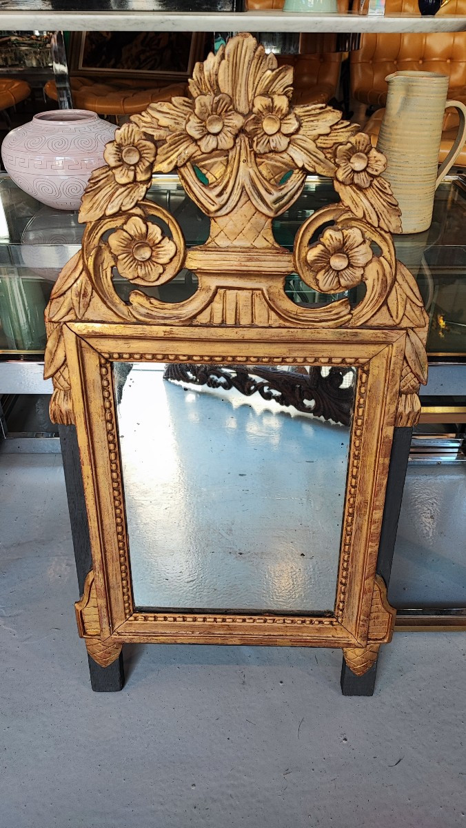 Miroir Louis XIV en bois sculpté doré époque XVIII - 75 cm
