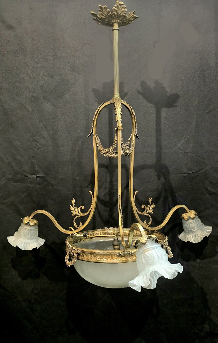  Lustre en bronze doré et verre dépoli – Style Louis XVI