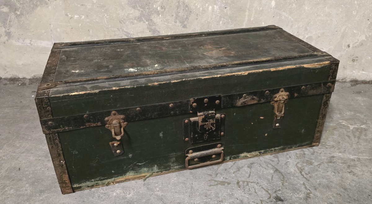 Malle ancienne en bois et métal – Style industriel / militaire