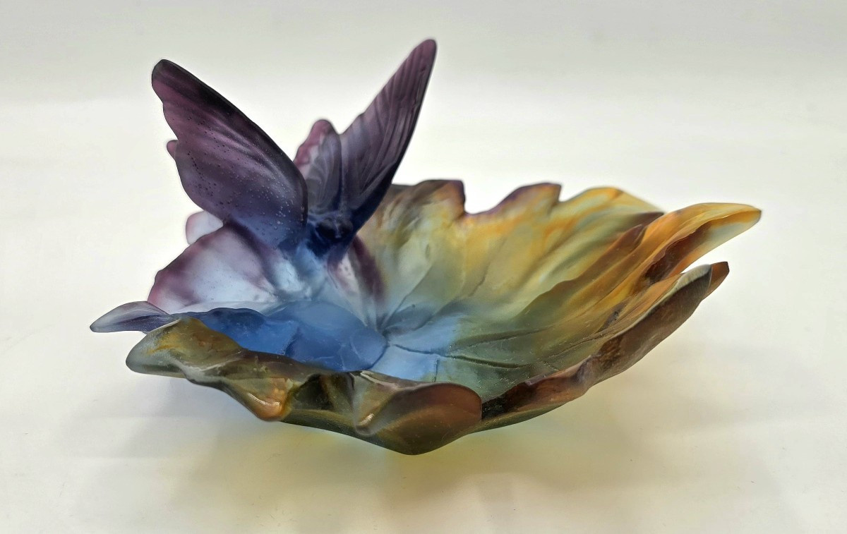 DAUM – Coupelle / Baguier « Papillon à la feuille de vigne » en pâte de verre, signé