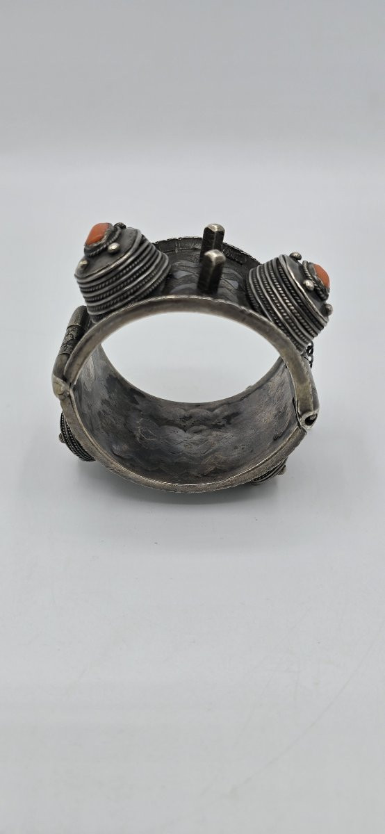 Bracelet berbère en argent à cabochons corail – manchette articulée - 156 gr.-photo-2