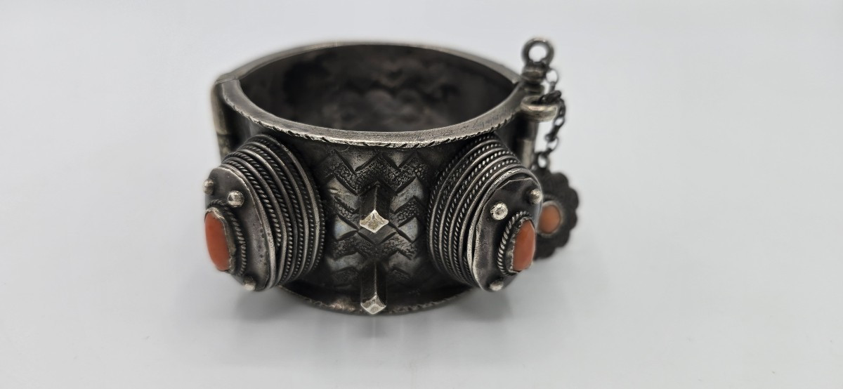Bracelet berbère en argent à cabochons corail – manchette articulée - 156 gr.