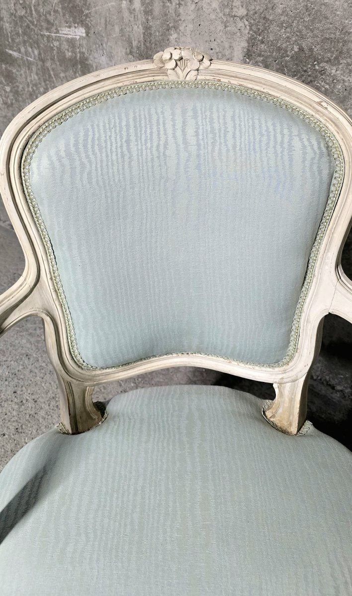 Paire de fauteuils style Louis XV en bois patiné, tissu bleu clair-photo-1