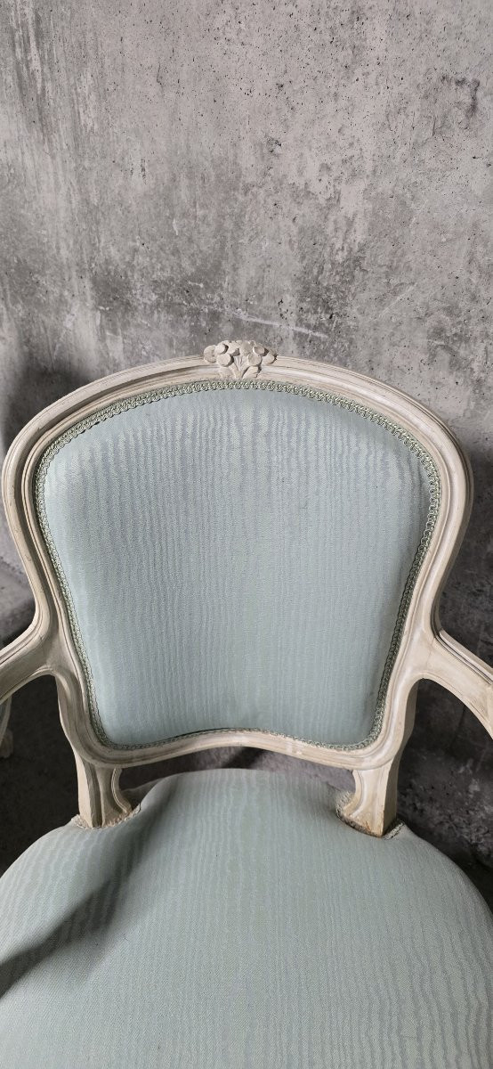 Paire de fauteuils style Louis XV en bois patiné, tissu bleu clair-photo-3