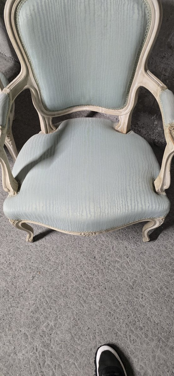 Paire de fauteuils style Louis XV en bois patiné, tissu bleu clair-photo-4