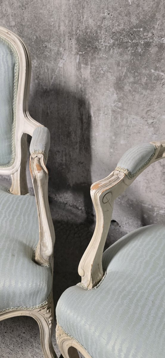 Paire de fauteuils style Louis XV en bois patiné, tissu bleu clair-photo-7