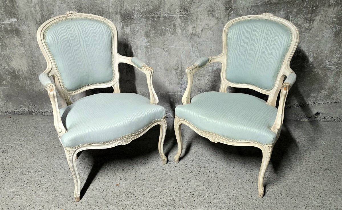 Paire de fauteuils style Louis XV en bois patiné, tissu bleu clair