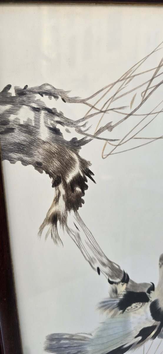 Chinese Table Screen In Carved Wood, Feather Marquetry Decoration On Silk-photo-1