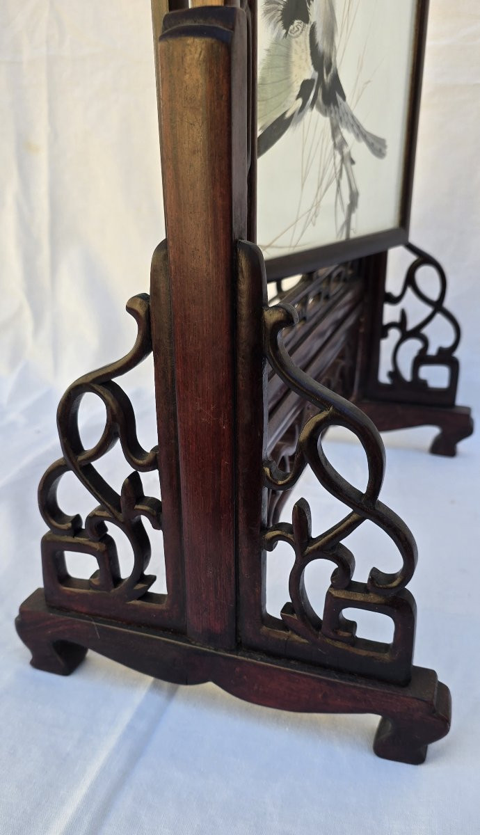 Chinese Table Screen In Carved Wood, Feather Marquetry Decoration On Silk-photo-5