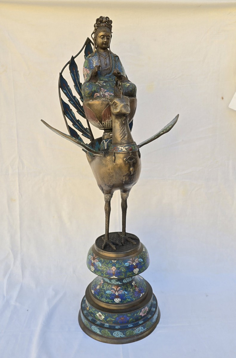 Statue en bronze et émaux cloisonnés représentant Guanyin sur paon – Chine – H 82 cm