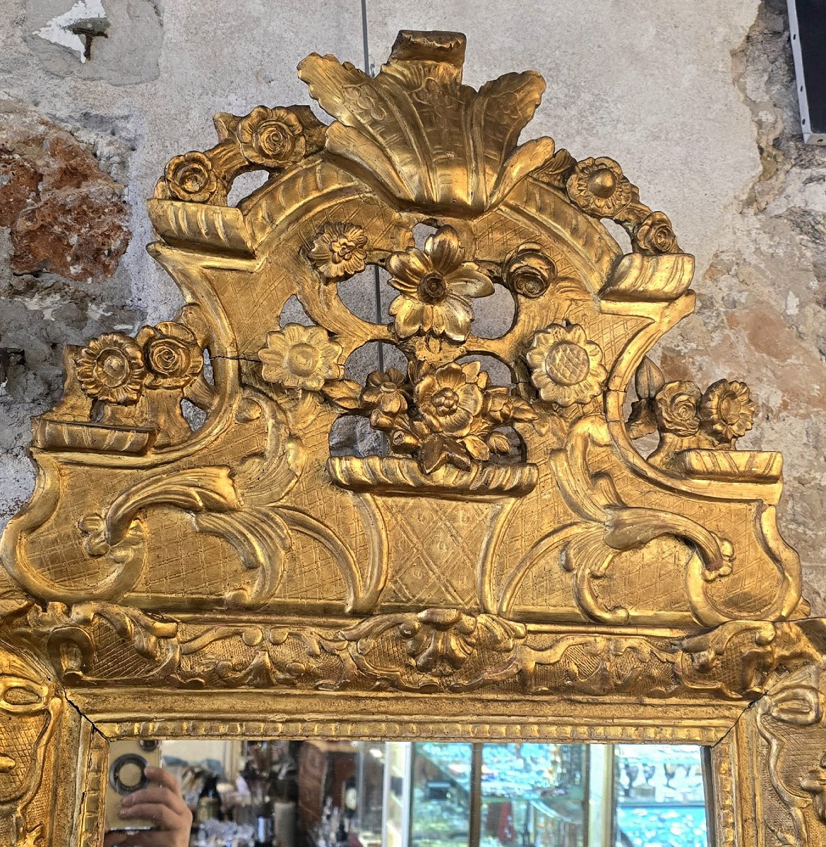 Miroir d’époque Régence à fronton en bois sculpté et doré à la feuille – XVIIIe siècle-photo-2