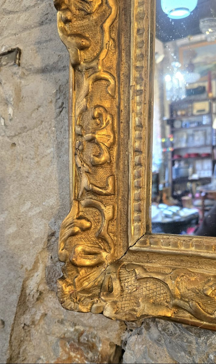 Miroir d’époque Régence à fronton en bois sculpté et doré à la feuille – XVIIIe siècle-photo-2
