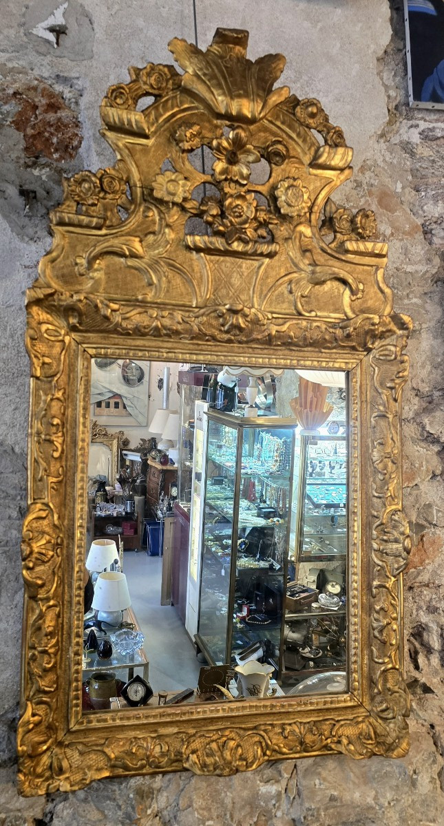 Miroir d’époque Régence à fronton en bois sculpté et doré à la feuille – XVIIIe siècle