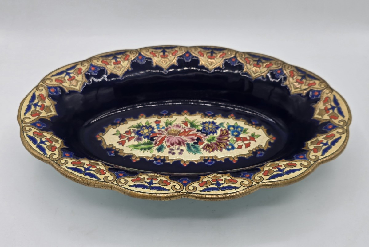 Plat ovale en faïence émaillée par M. P. Chevallier, Manufacture des Émaux de Longwy
