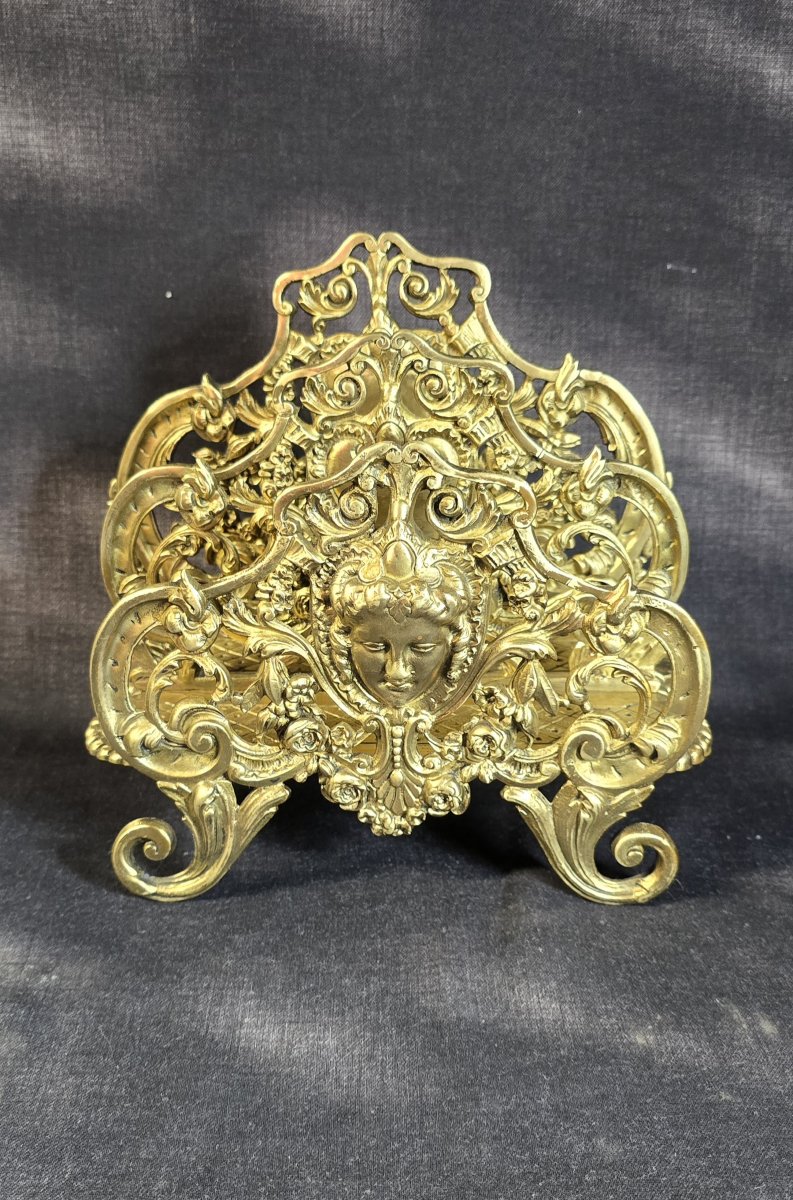 Porte-lettres de bureau en métal doré à décor de mascarons féminins, fin XIXe siècle