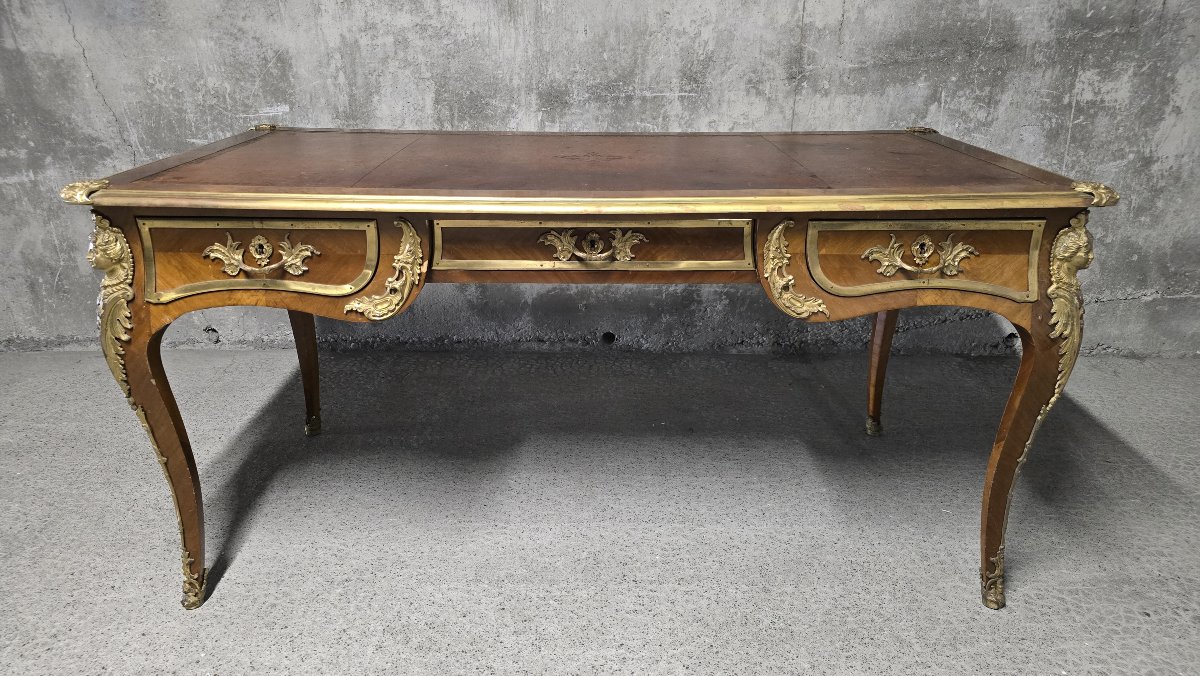 Large, Flat Louis XV-style Desk Made Of Mahogany, With Marquetry, Leather, And Gilded Bronze – 19th/20th Centuries