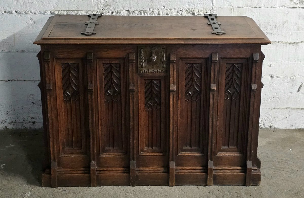 Coffre en chêne sculpté de style néogothique, XIXe siècle 