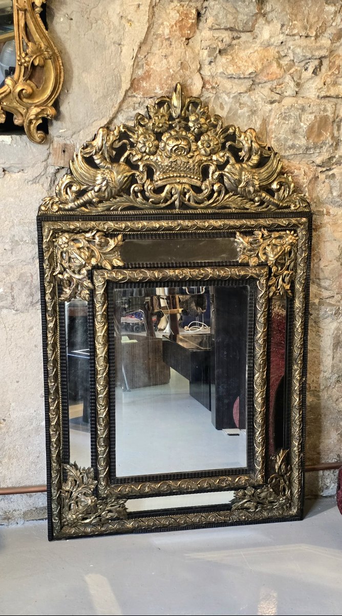 Miroir à parecloses en bois noirci et métal repoussé doré style Louis XIV, vers 1870-1890-photo-2