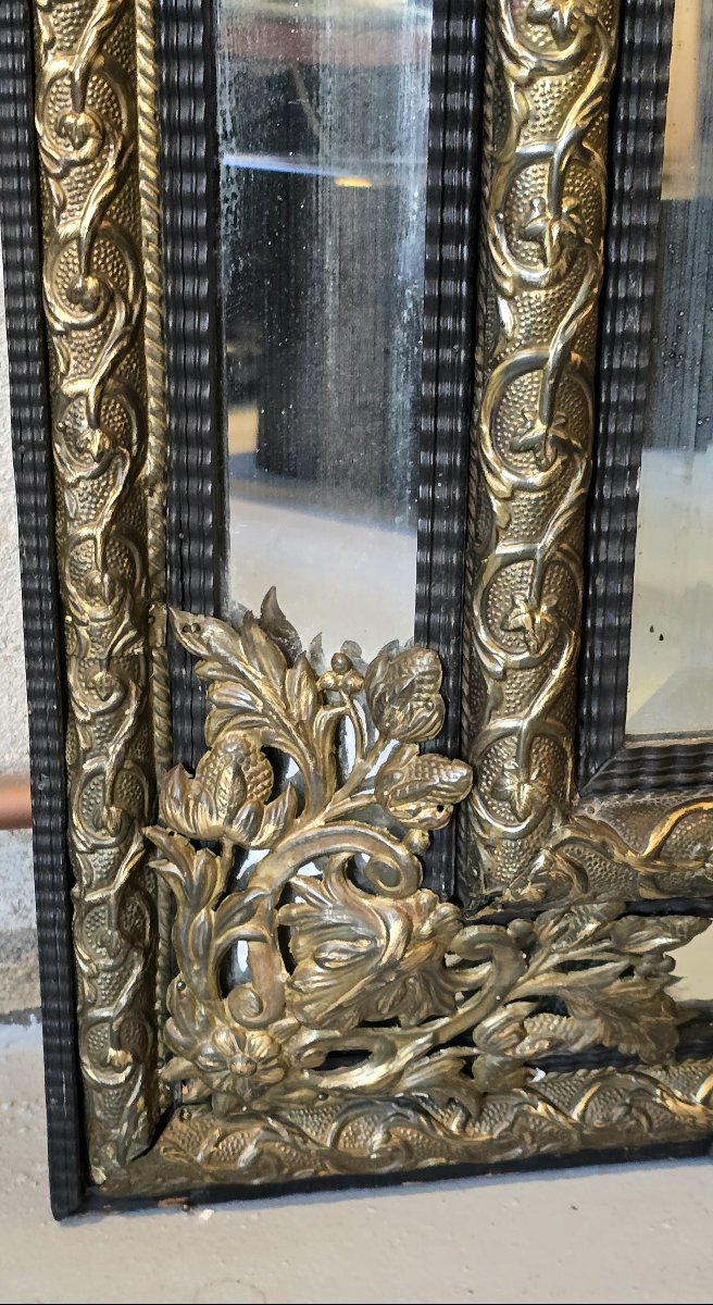 Miroir à parecloses en bois noirci et métal repoussé doré style Louis XIV, vers 1870-1890-photo-1