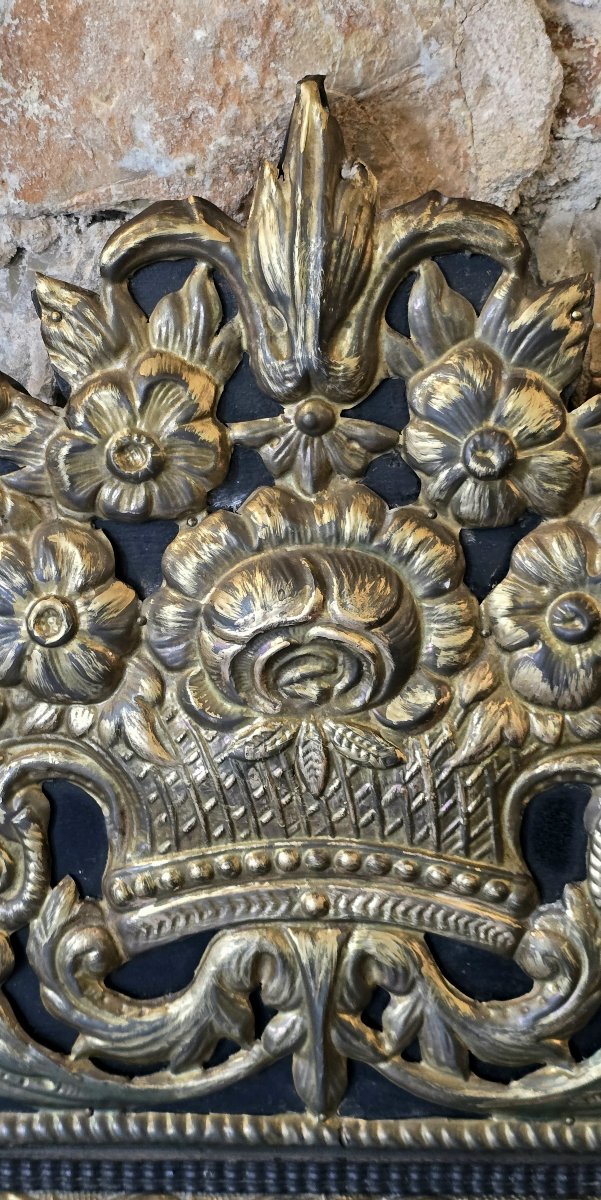 Miroir à parecloses en bois noirci et métal repoussé doré style Louis XIV, vers 1870-1890-photo-3