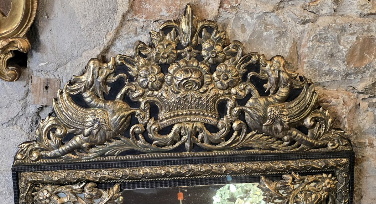 Miroir à parecloses en bois noirci et métal repoussé doré style Louis XIV, vers 1870-1890-photo-5