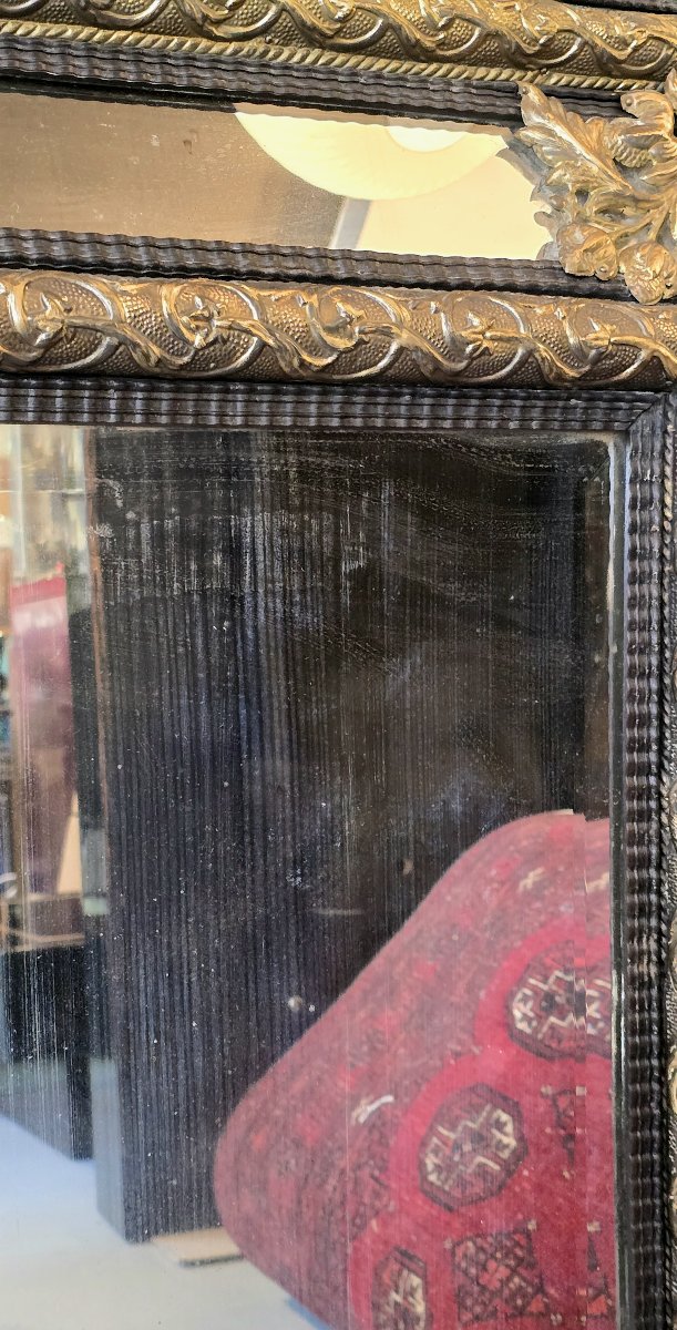 Miroir à parecloses en bois noirci et métal repoussé doré style Louis XIV, vers 1870-1890-photo-7