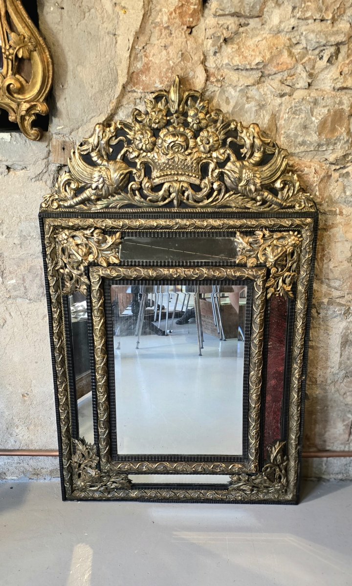 Miroir à parecloses en bois noirci et métal repoussé doré style Louis XIV, vers 1870-1890
