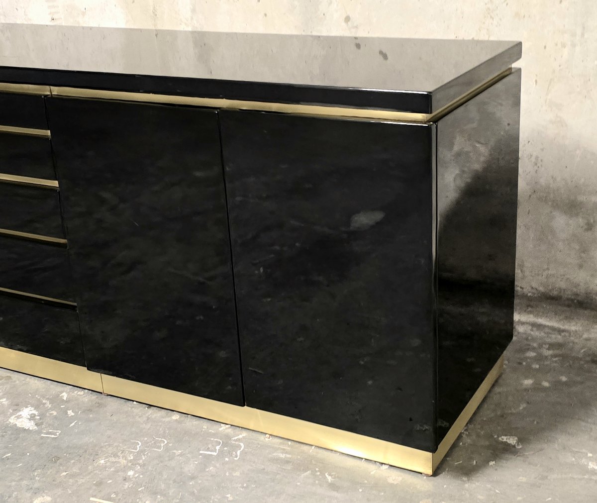 Jean-claude Mahey For Maison Romeo Paris — Sideboard In Black Lacquer And Brass, 1970s-photo-1