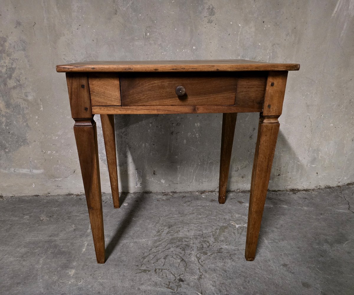 Table à écrire en noyer, XVIIIe siècle, travail provincial