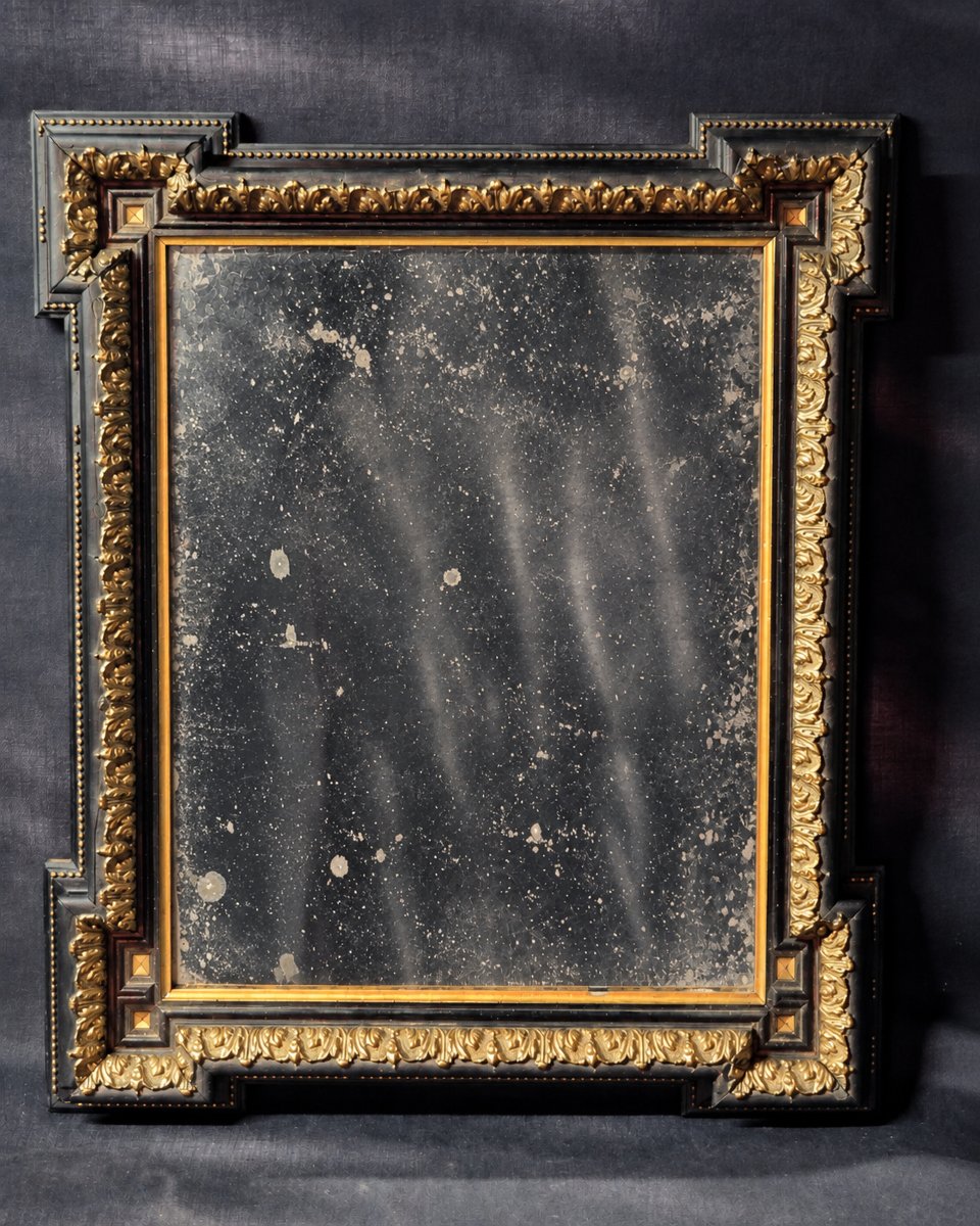 Miroir Napoléon III en bois noirci et décor doré, seconde moitié du XIXe siècle