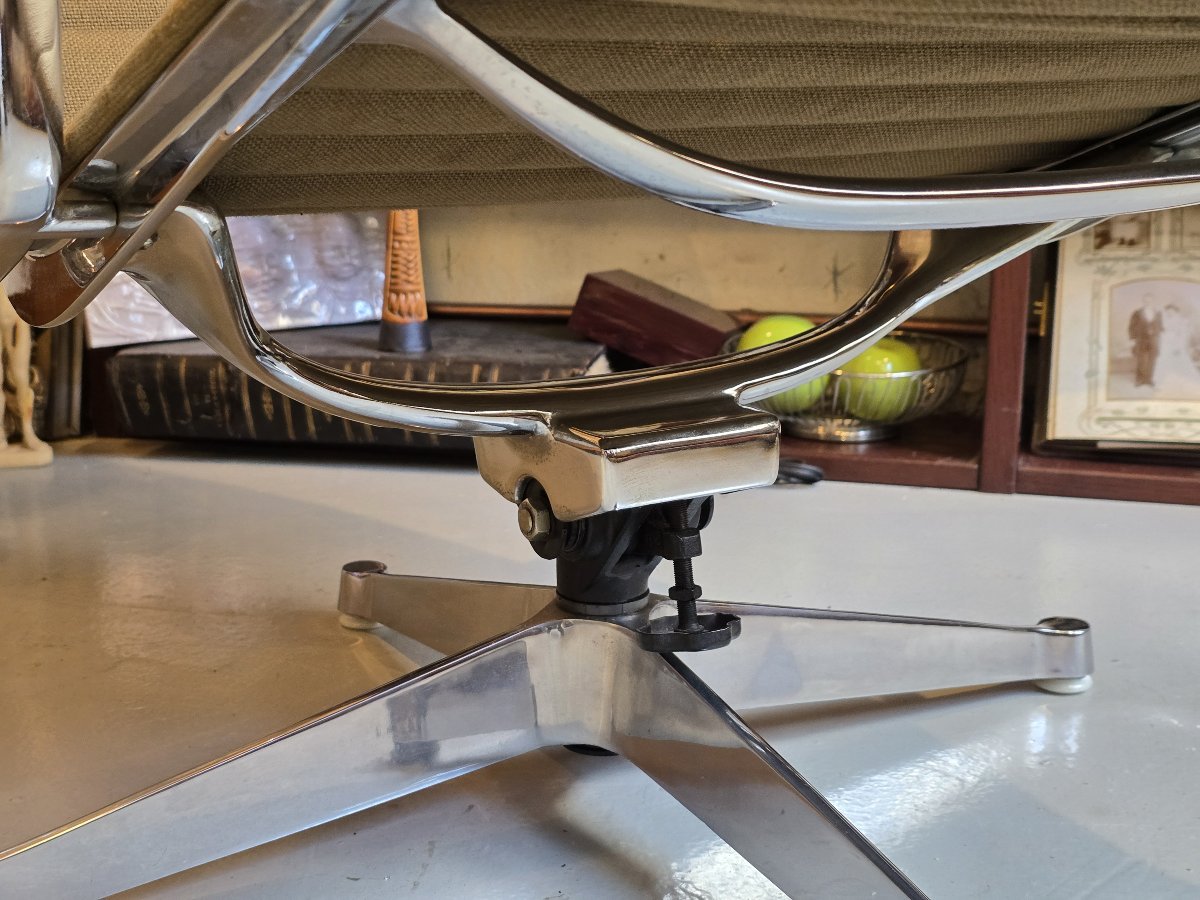 Charles & Ray Eames - Fauteuil lounge EA 124 - Aluminum Group,  Herman Miller vers 1960/70-photo-3