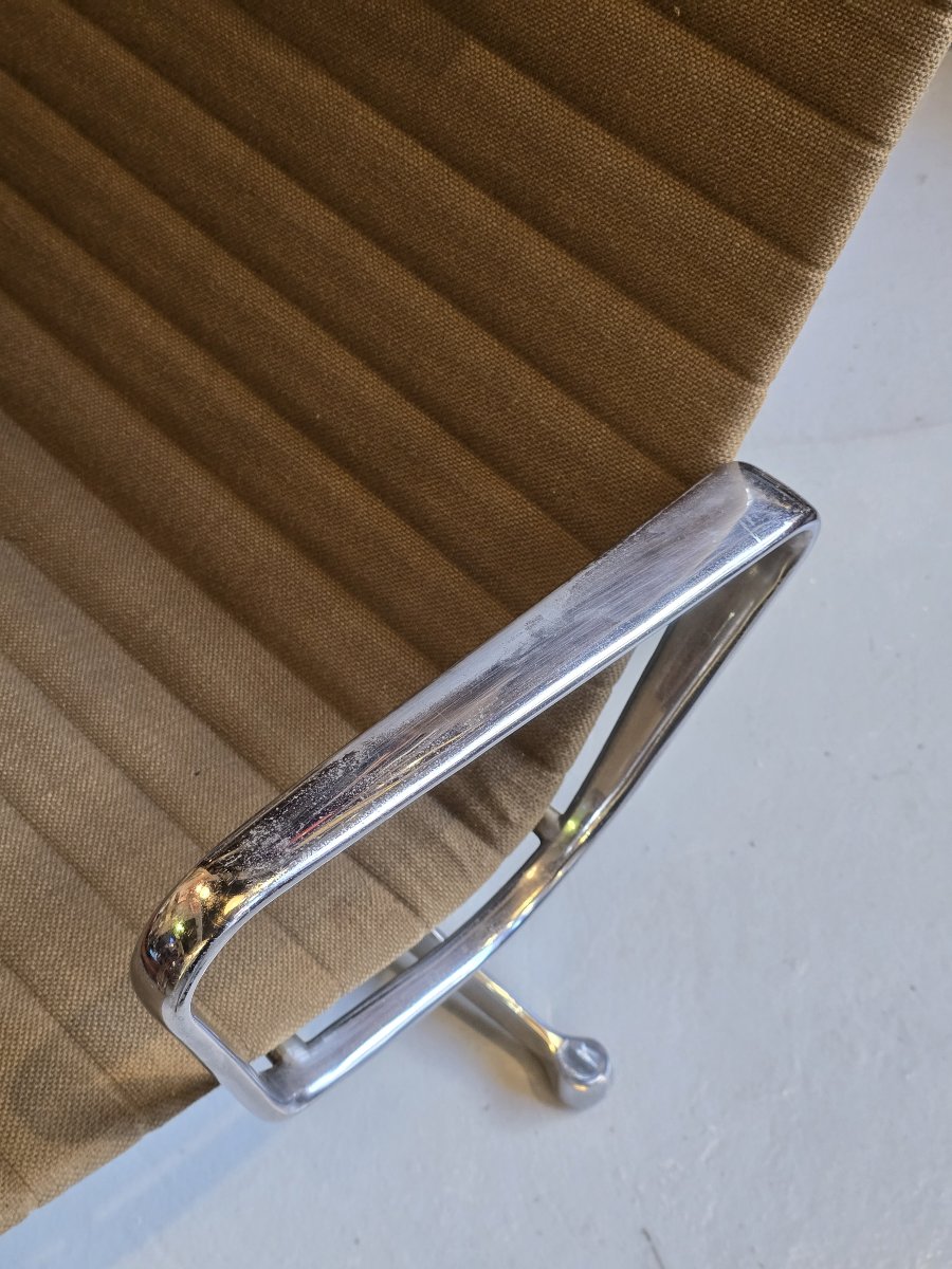 Charles & Ray Eames - Fauteuil lounge EA 124 - Aluminum Group,  Herman Miller vers 1960/70-photo-5