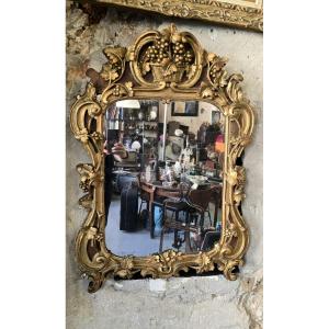 Miroir d’époque Louis XV en bois doré et stuc à la feuille XVIIIe 