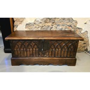 Coffre gothique en chêne massif sculpté du XVIIIe siècle, France