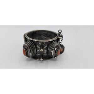 Bracelet berbère en argent à cabochons corail – manchette articulée - 156 gr.