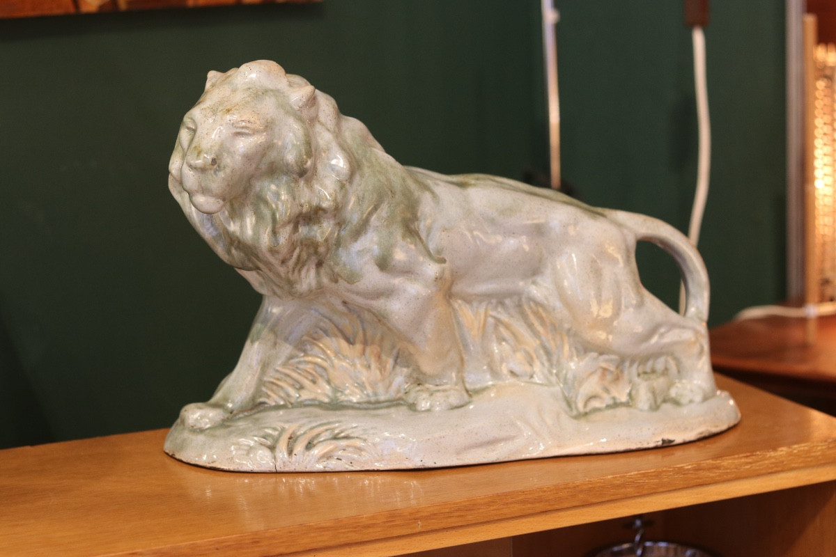Sculpture en barbotine représentant un lion, manufacture Moulin des Loups, vers 1930