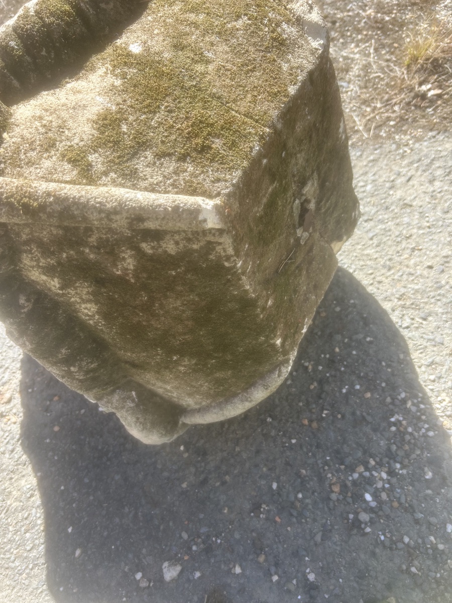 Stone Carving: Antique Capital, Top Of A Pillar, Castle, Mansion-photo-1