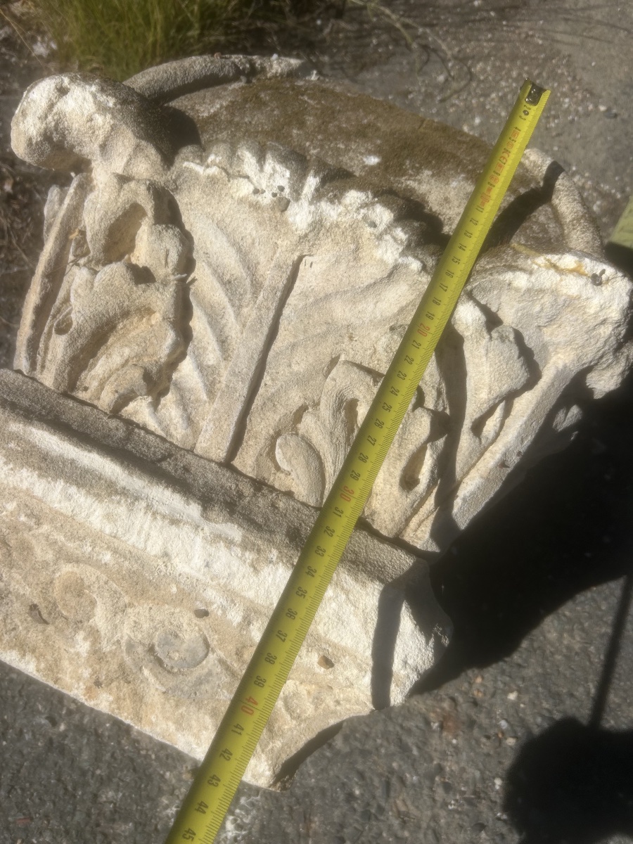 Stone Carving: Antique Capital, Top Of A Pillar, Castle, Mansion-photo-2