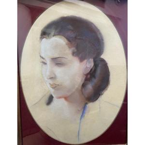 Lucien-Victor Guirand de Scevola (1871-1950) Portrait d'une jeune femme, 1928 pastel,  ovale 