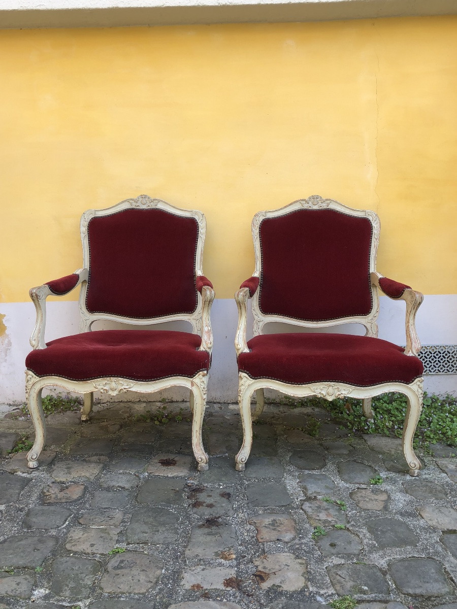 Trois fauteuils de style Louis XV en bois laqué. -photo-3