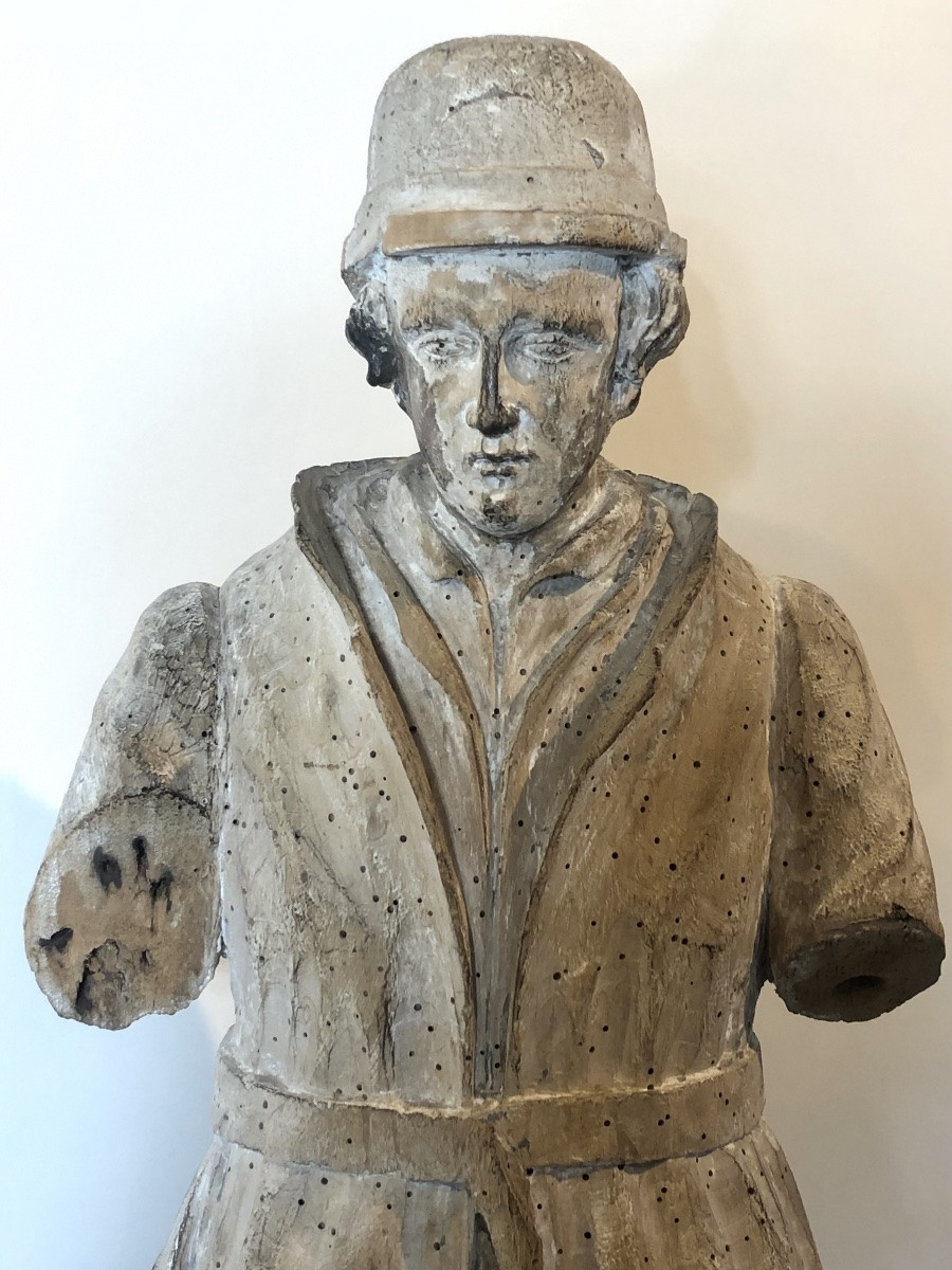 Statue représentant un bourgeois du XVIII ème siècle.-photo-1